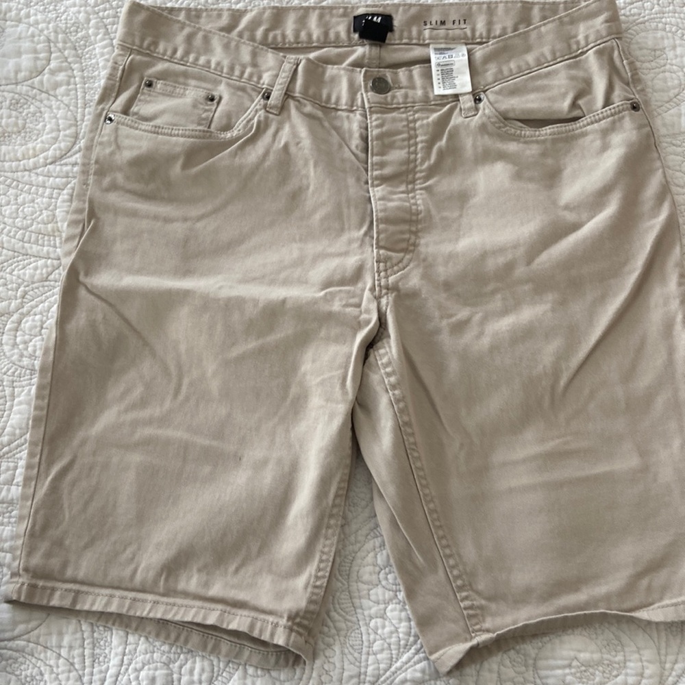 H&M beige slim fit shorts